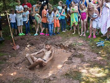 Zu den Aufgaben des "Held-vom-Zelt"-Wettbewerbs gehörte auch ein Schlammbad. Fotos: Jule Müller