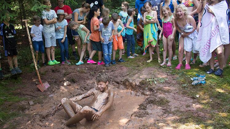 Zu den Aufgaben des "Held-vom-Zelt"-Wettbewerbs gehörte auch ein Schlammbad. Fotos: Jule Müller