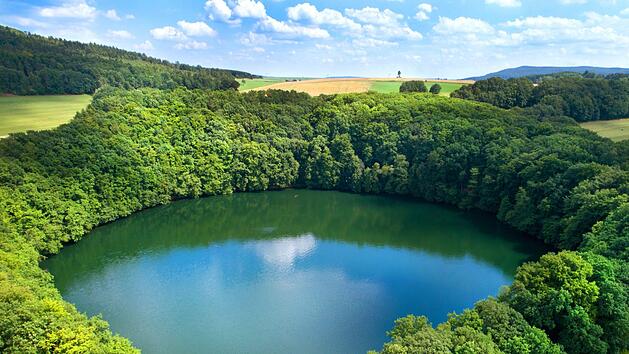 Durch einen Erdeinbruch ist der größte See in der Rhön entstanden - die Bernshäuser Kutte. Foto: Arnulf Müller