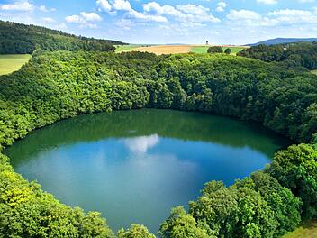 Durch einen Erdeinbruch ist der größte See in der Rhön entstanden - die Bernshäuser Kutte. Foto: Arnulf Müller