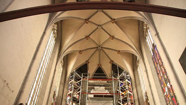Die W&auml;nde im Altarraum der M&uuml;nnerst&auml;dter Stadtpfarrkirche m&uuml;ssen im Zuge der Kirchensanierung gereinigt werden. Das soll, wenn problemlos machbar, in Eigenleistung passieren. Foto: Heike Beudert