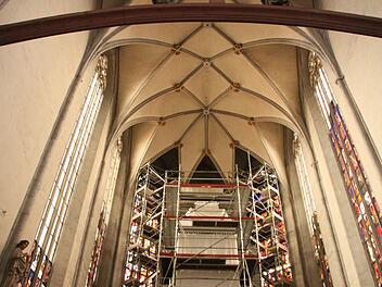 Die Wände im Altarraum der Münnerstädter Stadtpfarrkirche müssen im Zuge der Kirchensanierung gereinigt werden. Das soll, wenn problemlos machbar, in Eigenleistung passieren. Foto: Heike Beudert