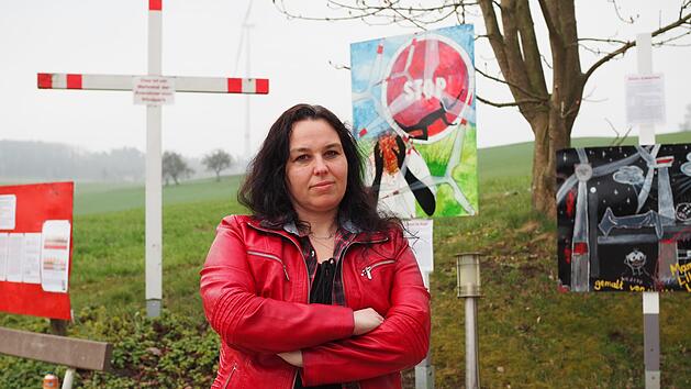 Fünf Bilder hat Yvonne Engel bereits vor ihrem Haus aufgestellt, drei weitere sollen folgen. In den beistehenden Texten beschreibt sie, was sie im Zusammenhang mit dem Windpark vor ihrer Haustür beschäftigt.