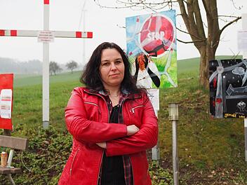Fünf Bilder hat Yvonne Engel bereits vor ihrem Haus aufgestellt, drei weitere sollen folgen. In den beistehenden Texten beschreibt sie, was sie im Zusammenhang mit dem Windpark vor ihrer Haustür beschäftigt.