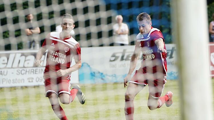 Zwei wichtige St&uuml;tzen f&uuml;r den TSV M&ouml;nchr&ouml;den: W&auml;hrend Timo Salaske (links) f&uuml;r defensive Stabilit&auml;t sorgt, bringt Louis G&ouml;hring die Tornetze der Bezirksliga weiter zum Gl&uuml;hen. Auf 13 Saisontreffer in 9 Partien bringt es der Angreifer bis dato.