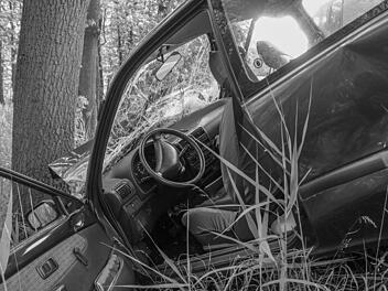 Symbolbild: Auto gegen Baum