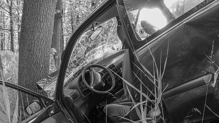Symbolbild: Auto gegen Baum
