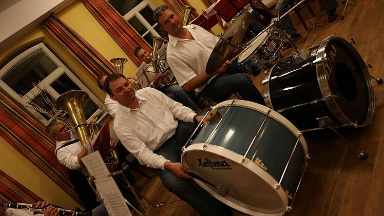 Alexander Erlwein   und Gerhard Weis hauen  bei der Bloosmussigg gemeinsam auf die Pauke.