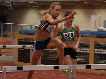 Jessica Schottorf (55) vom TSV Bad Kissingen ist über 60 Meter Hürden ihrer Favoritenrolle gewachsen und wird erneut Bayerische U-18-Meisterin. Foto: Nürnberger