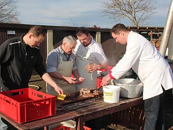 Johannes Warter, Robert und Harry Kraus sowie Günter Münch (v. l.) arbeiteten Hand in Hand. Foto: Johanna Blum