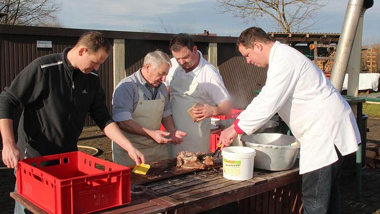Johannes Warter, Robert und Harry Kraus sowie Günter Münch (v. l.) arbeiteten Hand in Hand. Foto: Johanna Blum
