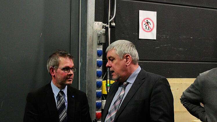 Coburgs OB Norbert Tessmer (rechts) im Gespräch mit Norbert Reinfuss vom Hochbauamt der Stadt Augsburg.Foto: Jochen Berger