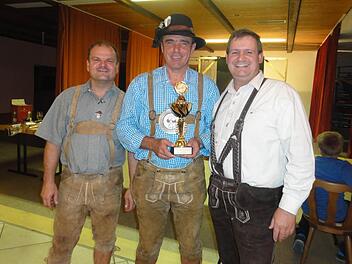 Schützenmeister Michael Wimmel (r.) gratulierte dem Vogelschusskönig 2015 Klaus Schmitt, links Schießleiter Alexander Metz.