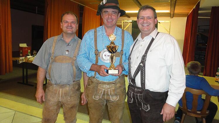 Schützenmeister Michael Wimmel (r.) gratulierte dem Vogelschusskönig 2015 Klaus Schmitt, links Schießleiter Alexander Metz.