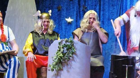 Antike Helden waren beim Feuerwehrfasching in Wartenfels unter sich. Von links: Obelix (Bernd Thierauf), Asterix (Frank Kremer) und Schrauberfix (Jürgen Kremer) warten auf den Zaubertrank, doch Maggifix (Rainer Lauterbach) rührt noch die Kräuter im Kessel. Foto: Klaus-Peter Wulf