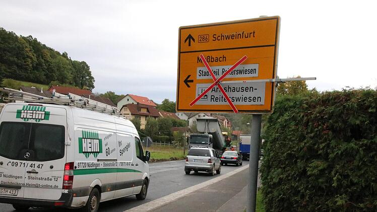 Die Bundesstraße durch Arnshausen wurde gestern asphaltiert, kommende Woche folgt die Verschleißschicht. Foto: Ralf Ruppert