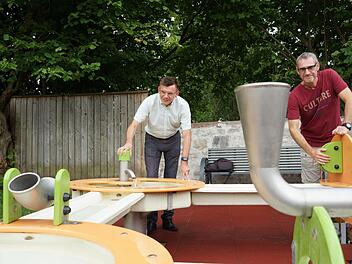 Bürgermeister Armin Warmuth und Bauhofleiter Arnold Zier probieren das Wasserspielgerät aus.Foto: Arkadius Guzy