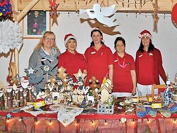 Hölzerne Weihnachtsmänner, Sterne und vieles mehr waren Renner an den Ständen der Mitarbeiterinnen des Sozialen Diensts.  Foto: Ingrid Kohles