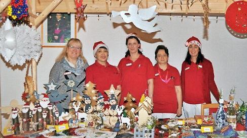 Hölzerne Weihnachtsmänner, Sterne und vieles mehr waren Renner an den Ständen der Mitarbeiterinnen des Sozialen Diensts.  Foto: Ingrid Kohles