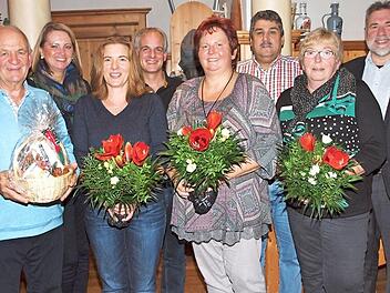 Dank an die verdienstvollen Gruppenleiter (von links): Kreisverkehrswachtsvorsitzender Alfons Hrubesch, 2. Bürgermeisterin Sabine Rießner, Yvonne Nowotny, PHK Michael Lang, Diana Nützel, Thomas Goller als Vertreter der Klosterlangheimer Schulweghelfer, Hedwig Träger, Polizeiinspektionsleiter Erich Günther Foto: Alfred Thieret