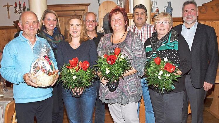 Dank an die verdienstvollen Gruppenleiter (von links): Kreisverkehrswachtsvorsitzender Alfons Hrubesch, 2. Bürgermeisterin Sabine Rießner, Yvonne Nowotny, PHK Michael Lang, Diana Nützel, Thomas Goller als Vertreter der Klosterlangheimer Schulweghelfer, Hedwig Träger, Polizeiinspektionsleiter Erich Günther Foto: Alfred Thieret