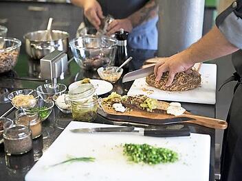 Am 23. April lernen die Teilnehmer des Kurses "Heimatbrot II", wie man Brotaufstriche aus regionalen Zutaten zubereiten kann. Foto: Genussakademie Bayern