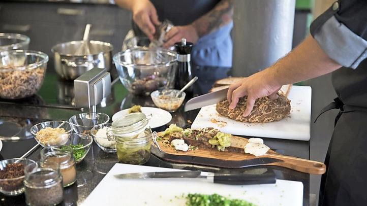Am 23. April lernen die Teilnehmer des Kurses "Heimatbrot II", wie man Brotaufstriche aus regionalen Zutaten zubereiten kann. Foto: Genussakademie Bayern