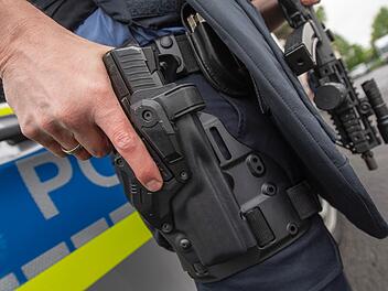In Fürth kam es zu einer brenzligen Situation zwischen einem 28-Jährigen und der Polizei. Der Mann ahmte nach Aussagen der Polizei Stimmen nach und warf schließlich mit einem Messer nach den Beamten. Einer der Beamten setzte seine Pistole ein.