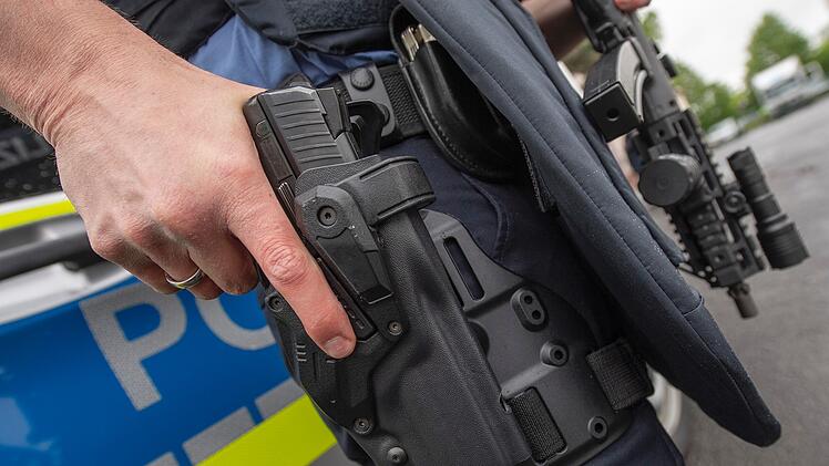 In Fürth kam es zu einer brenzligen Situation zwischen einem 28-Jährigen und der Polizei. Der Mann ahmte nach Aussagen der Polizei Stimmen nach und warf schließlich mit einem Messer nach den Beamten. Einer der Beamten setzte seine Pistole ein.