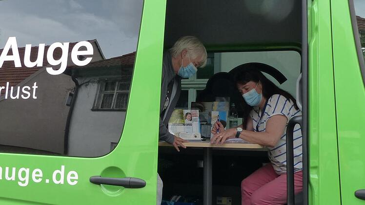 Im Blickpunkt Auge-Mobil können sich Sehbehinderte und deren Angehörige beraten lassen.  Foto: Pauline Lindner