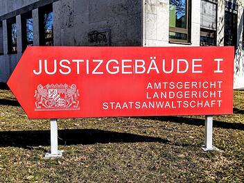 Vor dem Landgericht Coburg muss sich ein Angeklagter wegen versuchten Totschlags verantworten.Foto: Jochen Berger