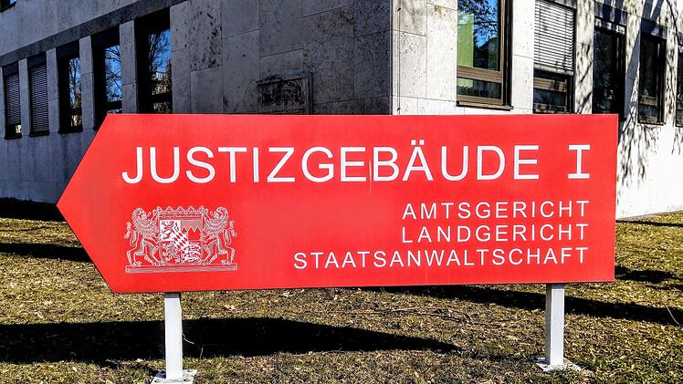 Vor dem Landgericht Coburg muss sich ein Angeklagter wegen versuchten Totschlags verantworten.Foto: Jochen Berger