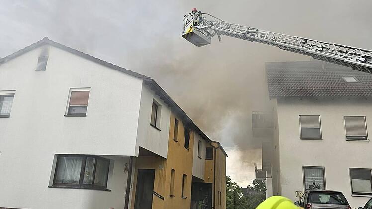 Wohnhausbrand sorgt für Feuerwehr-Großeinsatz im Kreis Coburg
