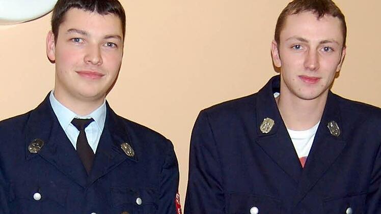 Bereits zehn Jahre im Einsatz bei der Feuerwehr: Fabian Schmitt (links) und Sebastian Weidner.