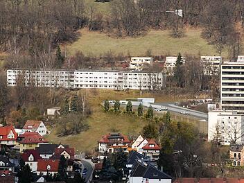 Im Kreis oben ist das geplante Parkhaus zu sehen. Die dreigeschossige Anlage ist 125 Meter lang. Sie wird mit einer Lamellenverkleidung versehen. Entwurf: AMP Parking