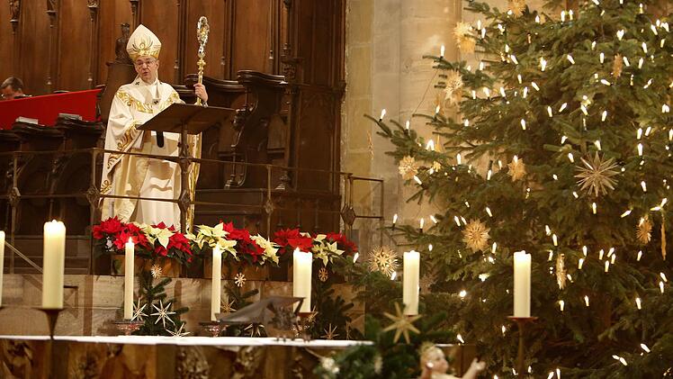 Erzbischof Ludwig Schick während der Christmette im voll besetzten Dom Foto: Matthias Hoch
