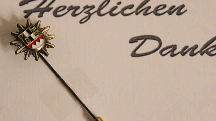 Mit dieser Polizeinadel dankt das Polizeipräsidium Oberfranken den engagierten Sicherheitswachtlern. Foto: Sonja Adam