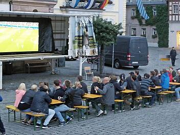 Nur etwa hundert Fußballfans nutzten gestern Abend das Angebot der Stadt Kulmbach, die in Zusammenarbeit mit CPevents und Christian Potthast (SoundArt) ein Public Viewing auf dem Marktplatz veranstaltete. Das Wetter ließ zu wünschen übrig, in der Halbzeitpause setzte sogar der Regen ein. Fotos: Peter Müller