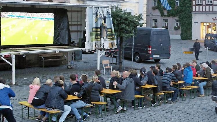 Nur etwa hundert Fußballfans nutzten gestern Abend das Angebot der Stadt Kulmbach, die in Zusammenarbeit mit CPevents und Christian Potthast (SoundArt) ein Public Viewing auf dem Marktplatz veranstaltete. Das Wetter ließ zu wünschen übrig, in der Halbzeitpause setzte sogar der Regen ein. Fotos: Peter Müller
