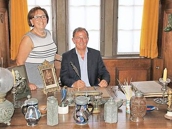 Bezirksrätin Karin Renner und Bezirkstagspräsident von Unterfranken, Erwin Dotzel, im historischen Arbeitszimmer seines "Vorgängers".