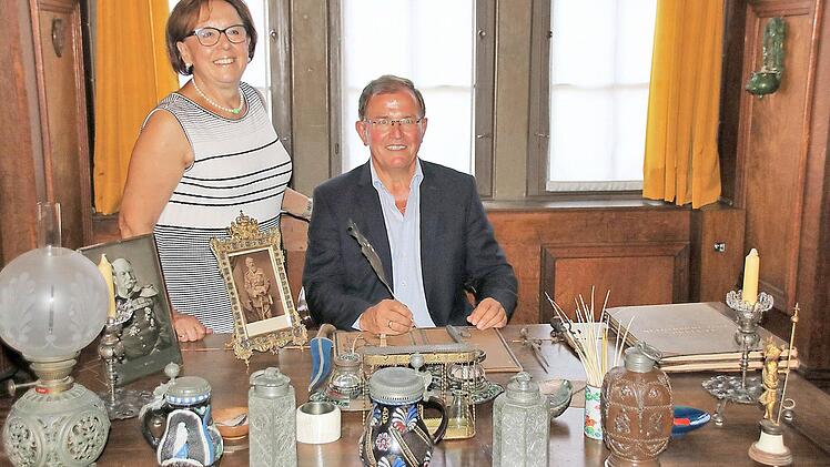 Bezirksrätin Karin Renner und Bezirkstagspräsident von Unterfranken, Erwin Dotzel, im historischen Arbeitszimmer seines "Vorgängers".