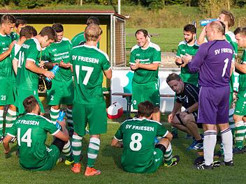 Nach anfänglichen Schwierigkeiten sind die Spieler von Trainer Peter Reichel beim SV Friesen immer mehr zu einer Einheit geworden und haben nach Abschluss der Vorrunde realistische Chancen auf den sofortigen Wiederaufstieg in die Landesliga. Foto: Heinrich Weiß