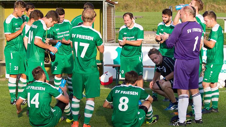 Nach anfänglichen Schwierigkeiten sind die Spieler von Trainer Peter Reichel beim SV Friesen immer mehr zu einer Einheit geworden und haben nach Abschluss der Vorrunde realistische Chancen auf den sofortigen Wiederaufstieg in die Landesliga. Foto: Heinrich Weiß