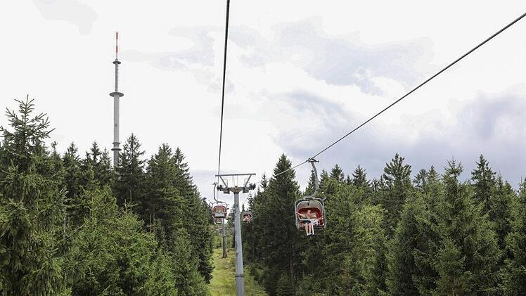 Blick aus der Sesselbahn-Nord zum Ochsenkopf, links der spitze Sendeturm Foto: Barbara Herbst