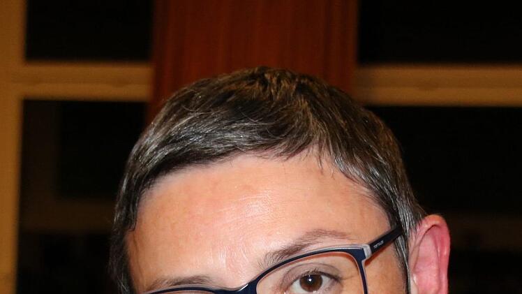 "Politik ist ein interessantes Feld", kommentierte Carolin Schiefer die Podiumsdiskussion. Sie sei beeindruckt, wie viel zu den einzelnen Themen gesagt wurde. "Die Kandidaten haben sich gut geschlagen", stellt die 46-Jährige deshalb allen ein gutes Zeugnis aus. Trotzdem hatte der Abend keinen Einfluss mehr auf ihre Entscheidung, weil Carolin Schiefer bereits gewählt hat. Und sie macht auch keinen Hehl daraus, dass sie dabei SPD-Kandidatin Sabine Dittmar aus ihrer Heimatgemeinde Maßbach favori...