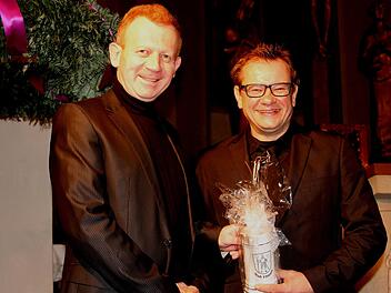 Die Eltmanner freuen sich über ihren neuen Dirigenten: Vorsitzender Alexander Alka bedankte sich mit einem Stadtkrug für dieses besondere Konzert bei Dirigent Dimitry Braudo (links). Günther Geiling
