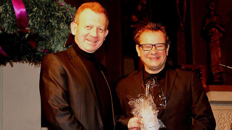 Die Eltmanner freuen sich über ihren neuen Dirigenten: Vorsitzender Alexander Alka bedankte sich mit einem Stadtkrug für dieses besondere Konzert bei Dirigent Dimitry Braudo (links). Günther Geiling