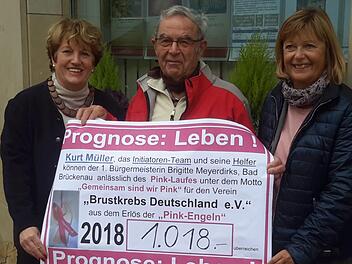 Kurt Müller (Bildmitte) hat beim Pinklauf wieder  Holzengel verkauft. Der Erlös geht an den Verein Brustkrebs Deutschland. Für die Spende bedankten sich Bad Brückenaus Bürgermeisterin Brigitte Meyerdierks (links) und Organisatorin Karin Bauer (rechts). Foto: Rolf Pralle