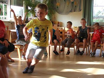Nach der morgendlichen Begr&uuml;&szlig;ung darf jedes Kind einmal im Kreis herum springen. Foto: Magdalena Kestel