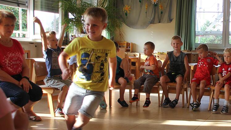 Nach der morgendlichen Begr&uuml;&szlig;ung darf jedes Kind einmal im Kreis herum springen. Foto: Magdalena Kestel
